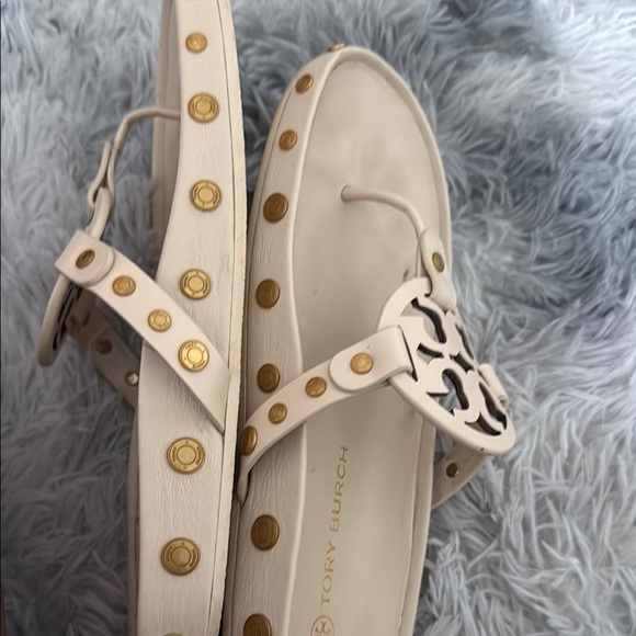 Tory Burch Cream Sandals with Iconic Medallion Design - Picture 2 of 3